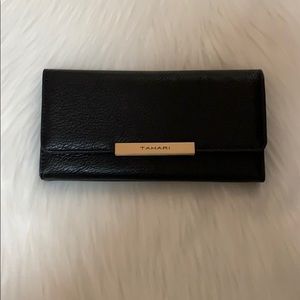 Tahari wallet